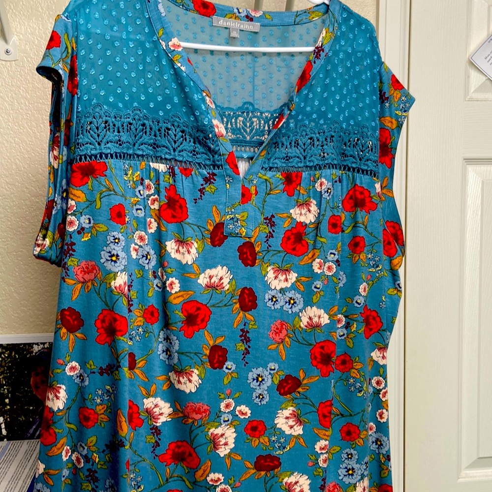 3X floral shirt with no sleeves and crocheting at the top with lace